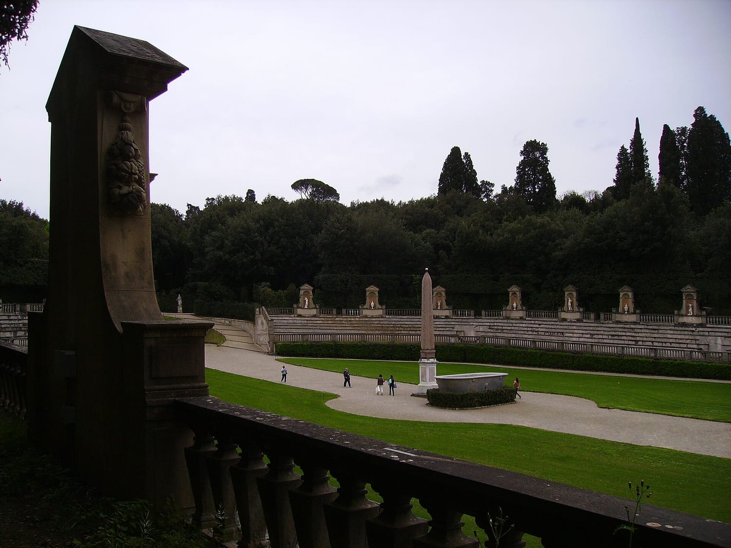 l anfiteatro erboso di boboli con l obelisco egizio al centro e palazzo pitti sullo sfondo