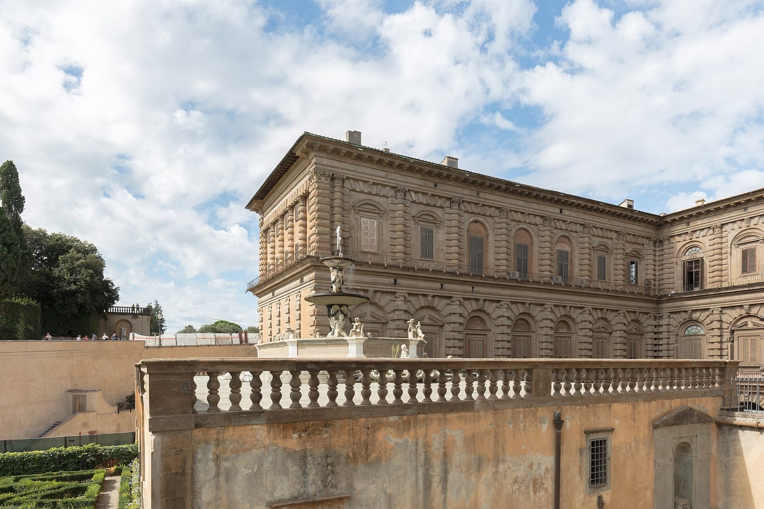 la facciata in bugnato di palazzo pitti vista dalla piazza in salita