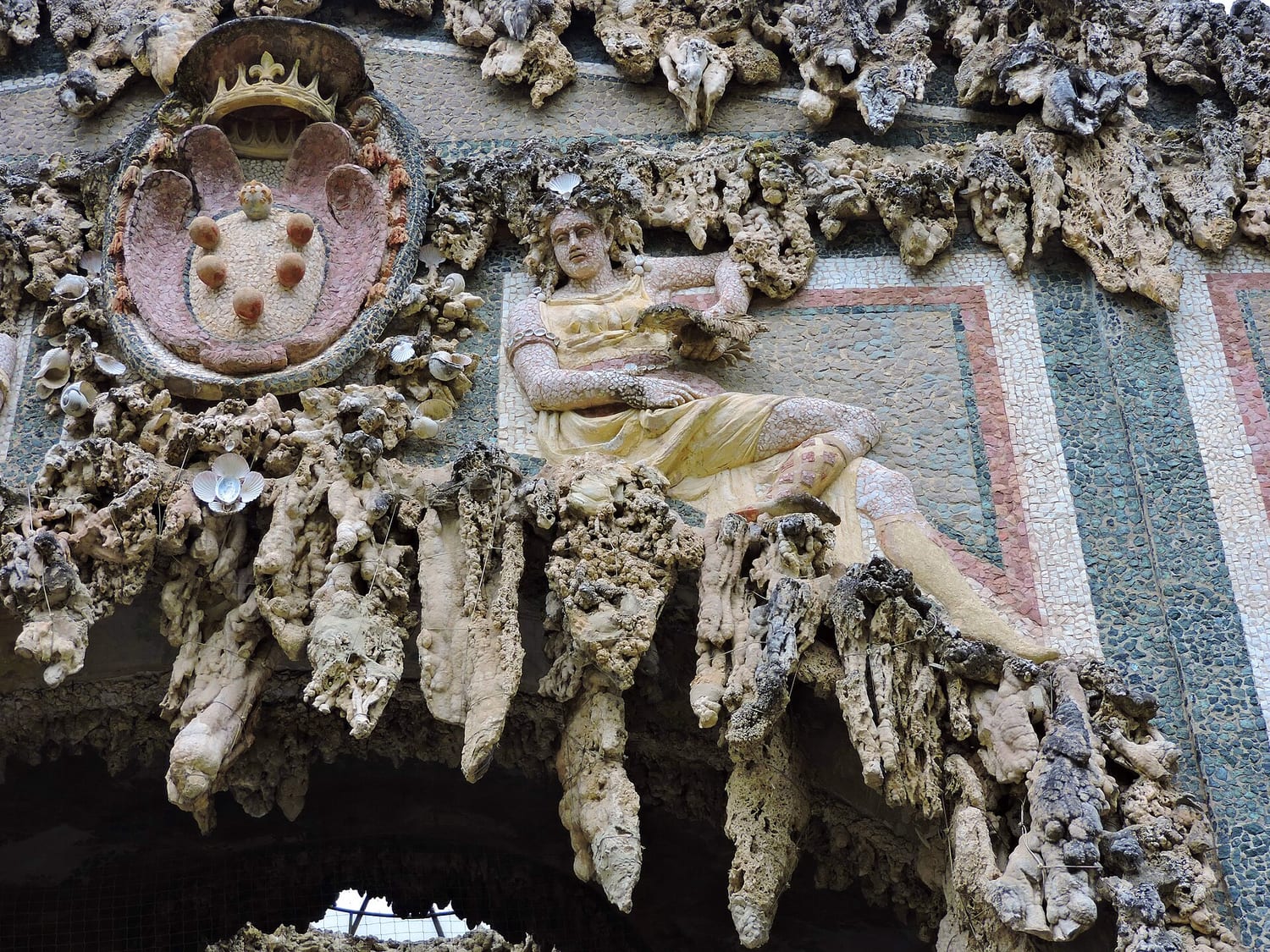 la grotta del buontalenti con le concrezioni finte e le figure che emergono dalla roccia