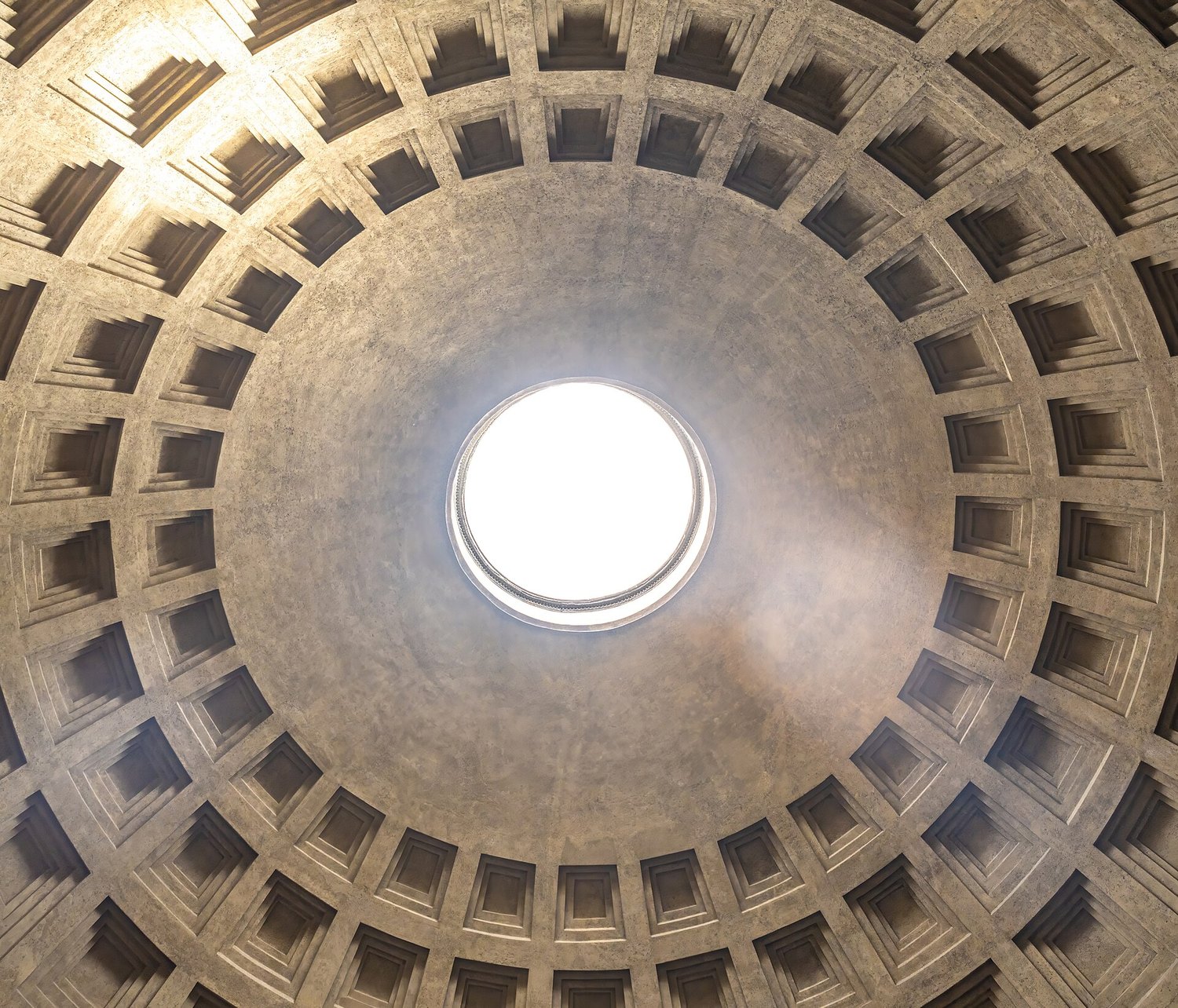 la cupola del Pantheon vista dall’interno con le cinque file di cassettoni e l’oculo aperto al centro