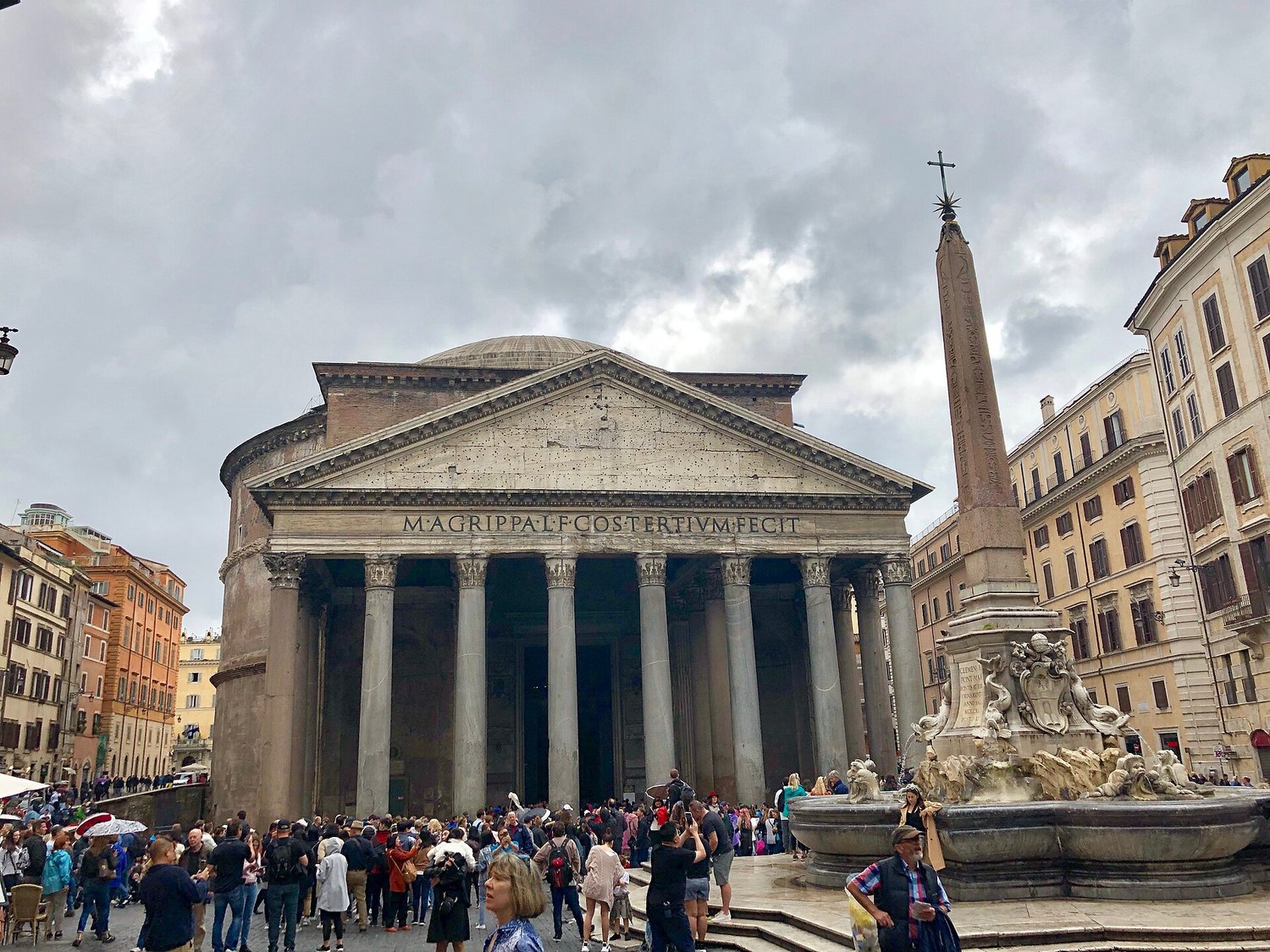 el pronao del Panteón de Roma con las columnas monolíticas y la inscripción de Agripa, visto desde Piazza della Rotonda con el obelisco
