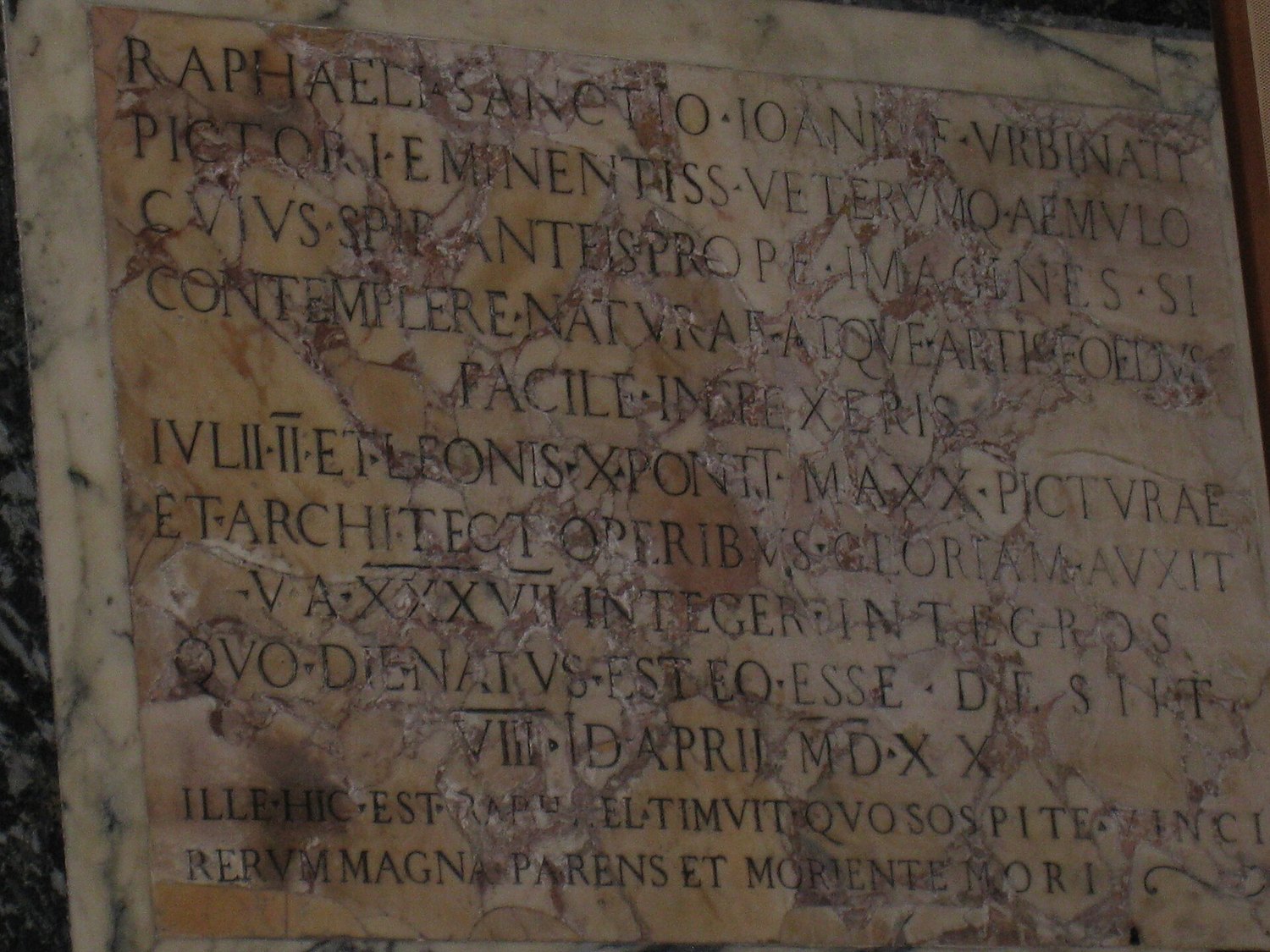 la lastra tombale di Raffaello nel Pantheon con l’iscrizione latina e il distico di Bembo