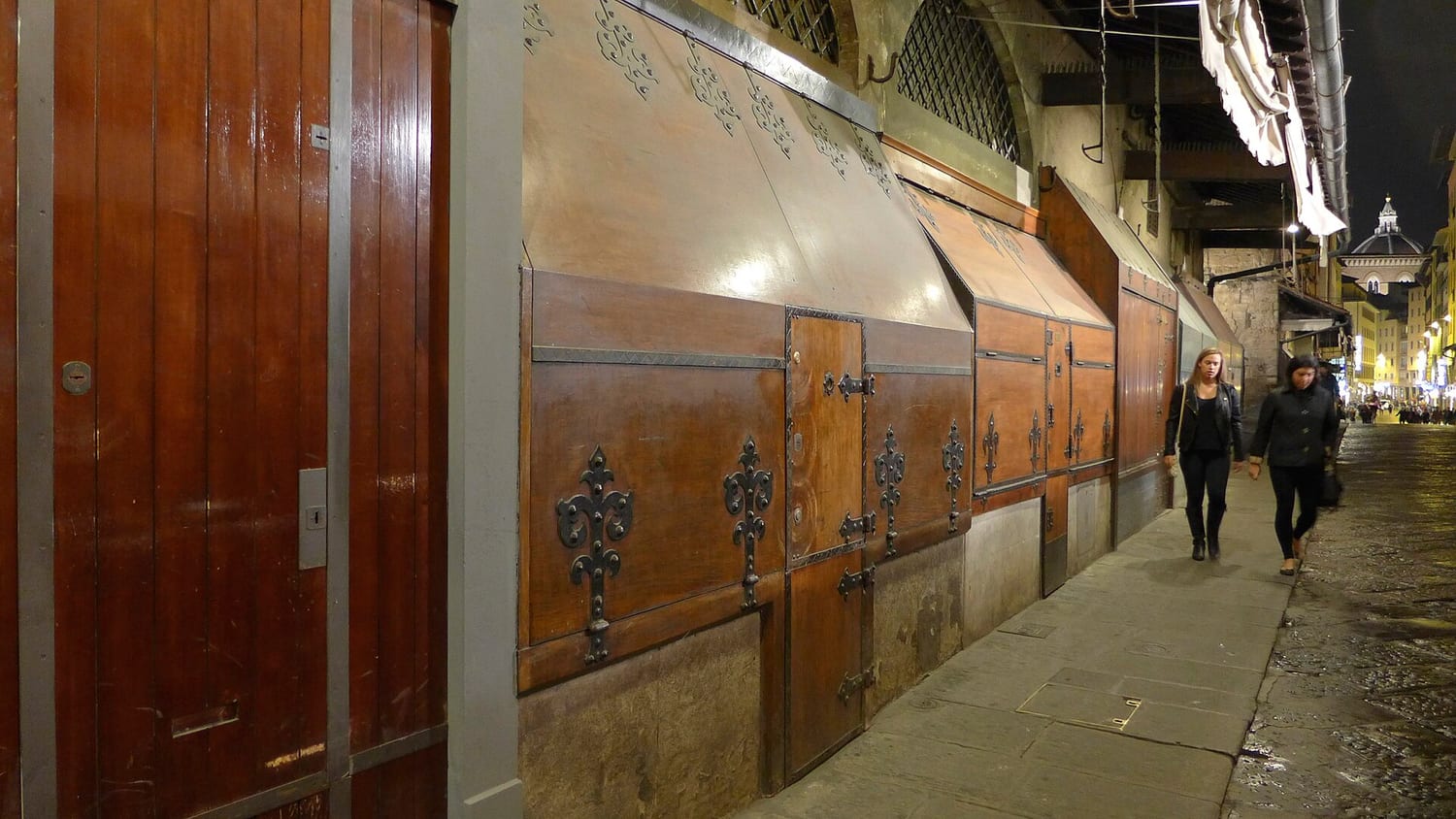 le botteghe degli orafi chiuse dalle serrande di legno lungo il ponte vecchio
