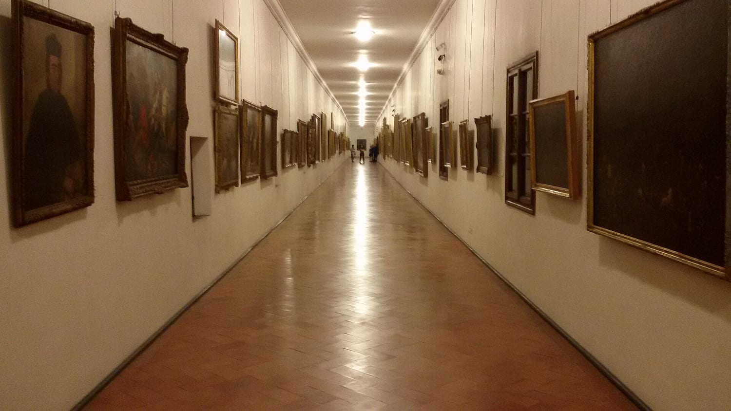 l interno del corridoio vasariano con la volta e le finestre affacciate sull arno