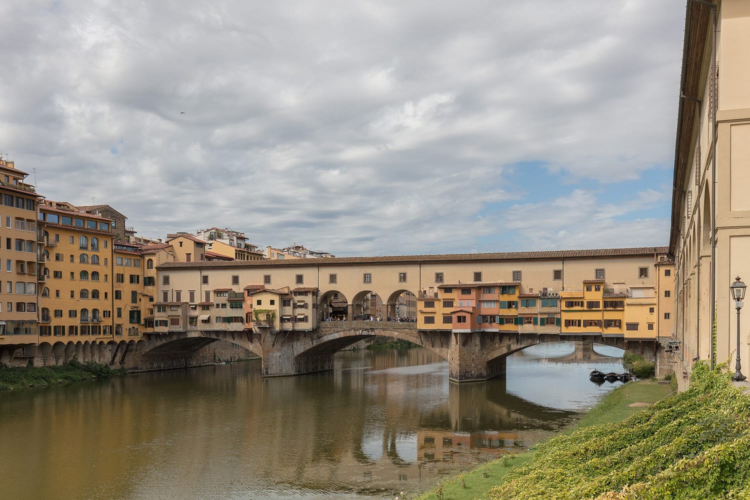 il ponte vecchio di firenze visto dall arno con le botteghe sporgenti sul fiume