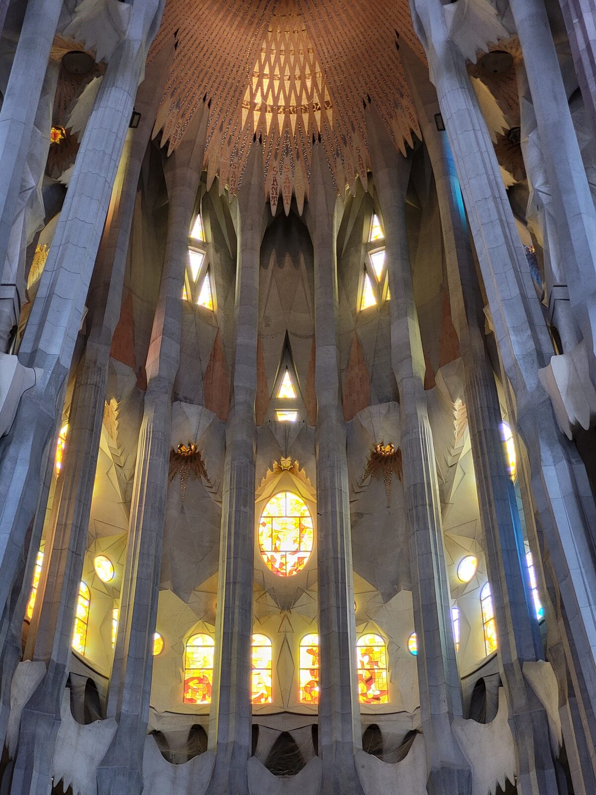 l’abside della Sagrada Família con le colonne e le finestre in luce calda