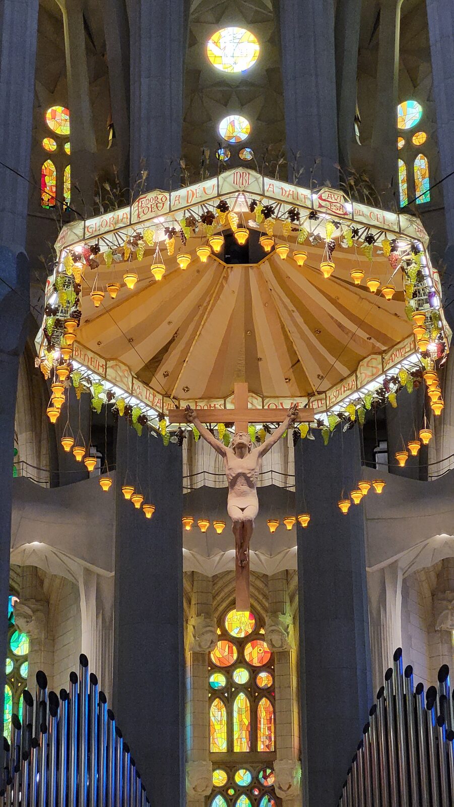 il baldacchino ottagonale sospeso sull’altare della Sagrada Família, con il crocifisso e la corona di lampade