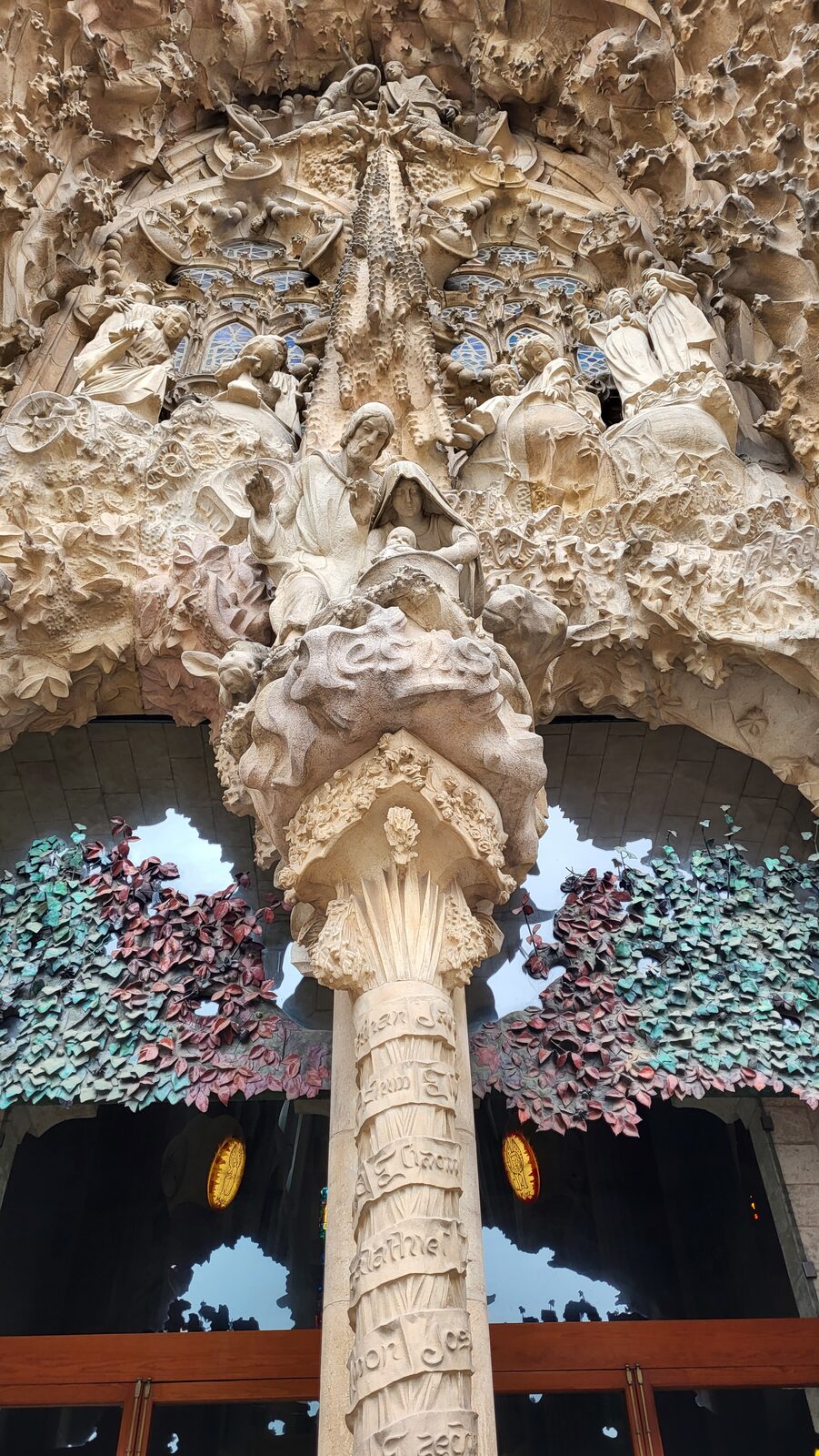 la colonna centrale del portale della Natività, con l’albero genealogico inciso sul fusto