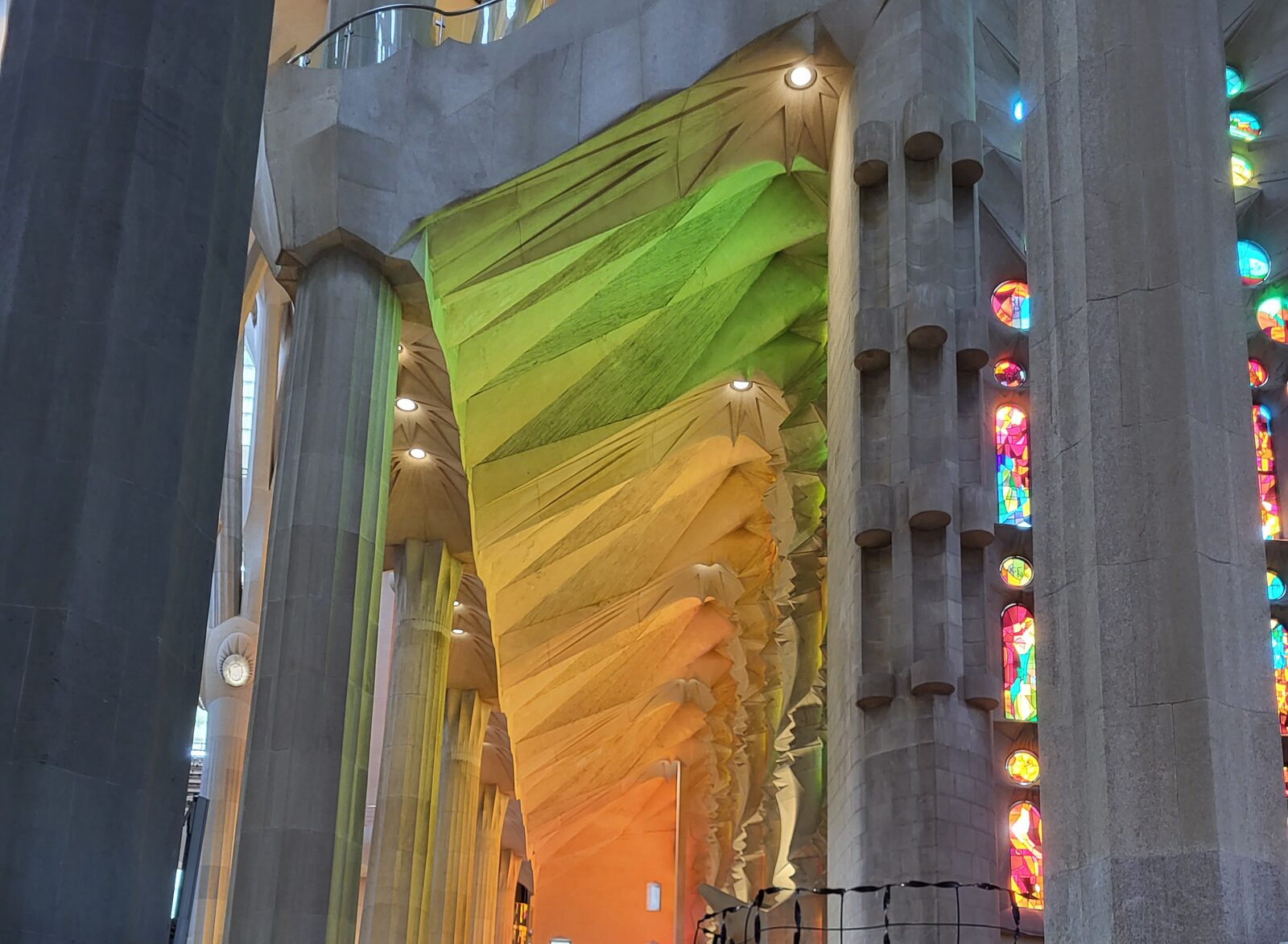 la luce colorata che si stende sulle colonne e sul pavimento della navata della Sagrada Família
