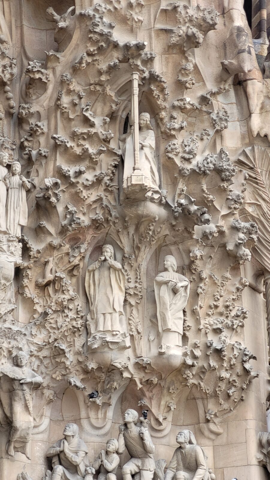 dettaglio della facciata della Natività della Sagrada Família, con le figure dentro un intrico di foglie e fiori