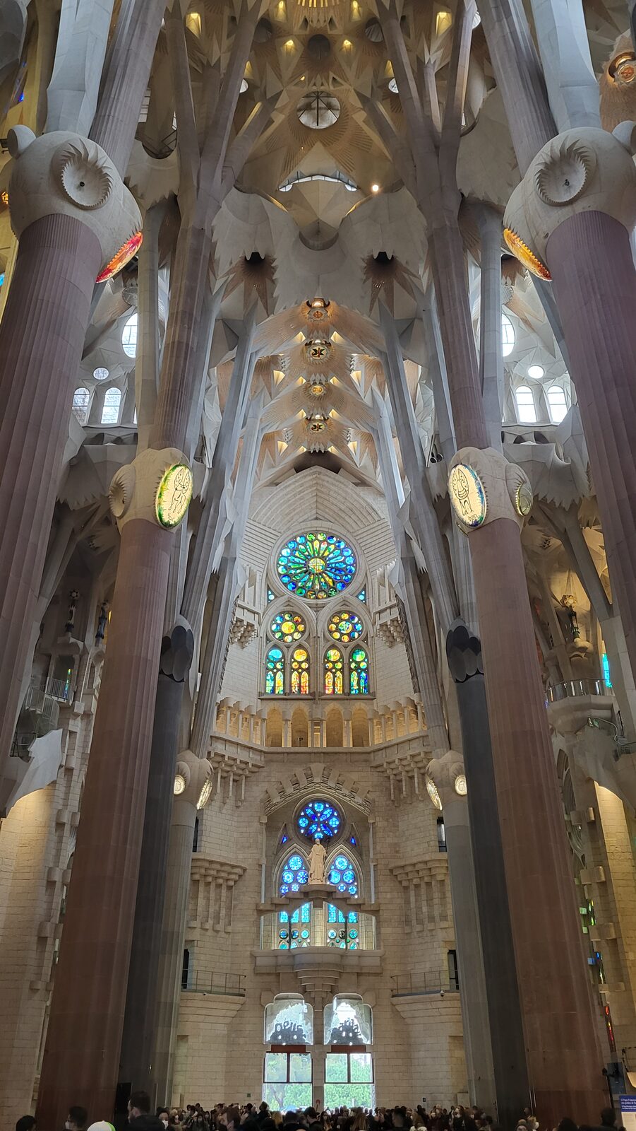 la navata della Sagrada Família con le colonne che si ramificano verso la volta