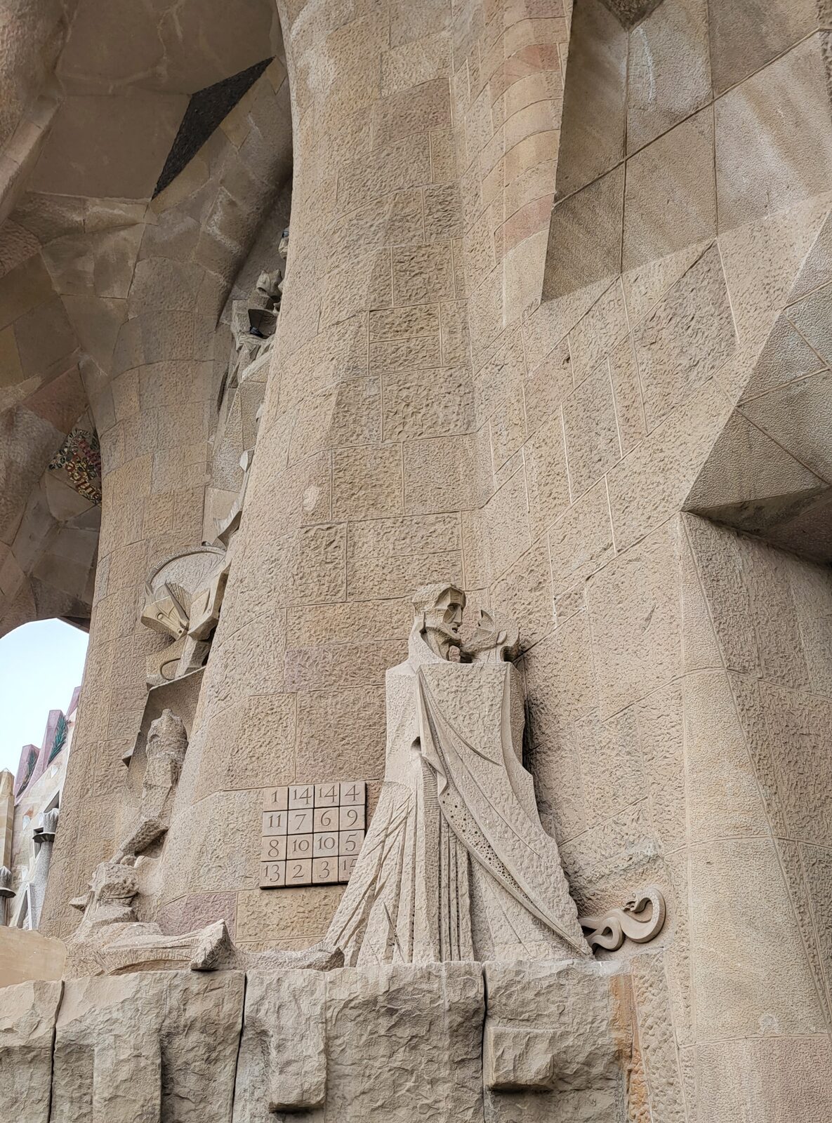 la facciata della Passione della Sagrada Família, con il bacio di Giuda e il quadrato magico che somma 33