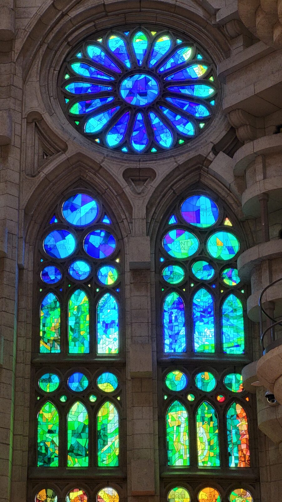 il rosone e le lancette in blu e verde della Sagrada Família