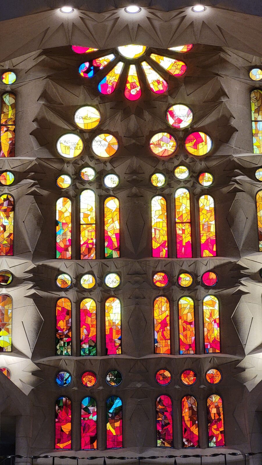 le vetrate rosse, arancioni e magenta sul lato della Passione della Sagrada Família