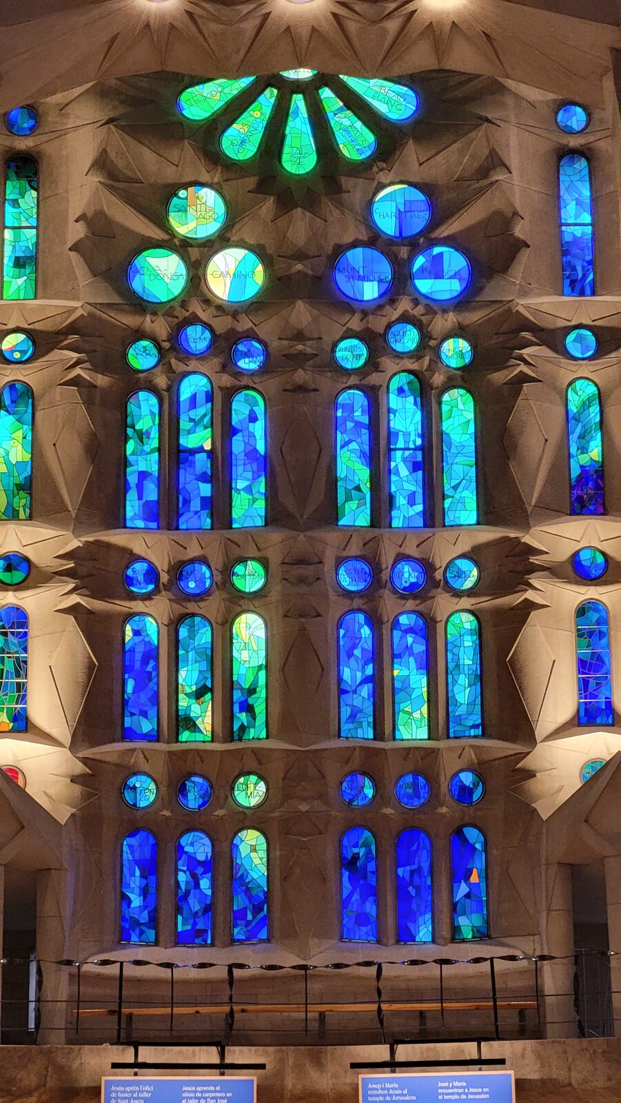 le vetrate blu, verdi e turchesi sul lato della Natività della Sagrada Família