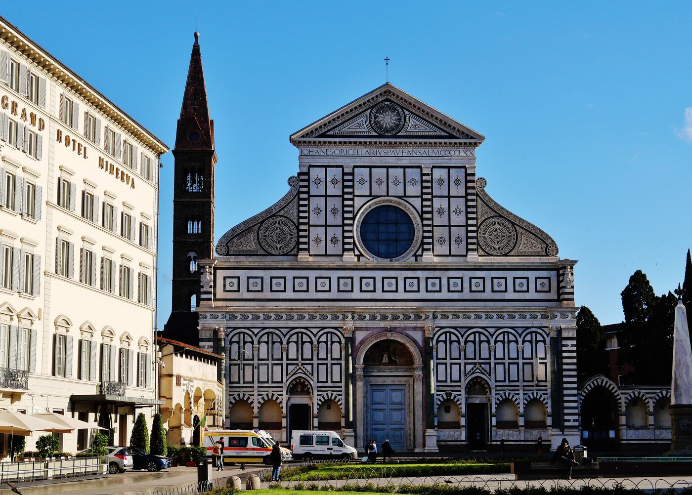 la facciata di santa maria novella a firenze, con l’intarsio in marmo bianco e verde disegnato da leon battista alberti