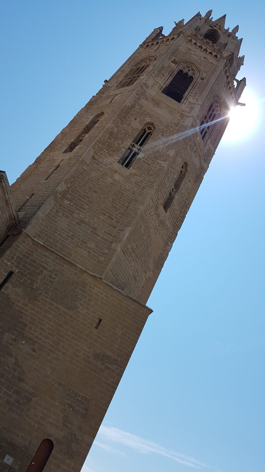il campanile ottagonale della Seu Vella di Lleida visto dal basso