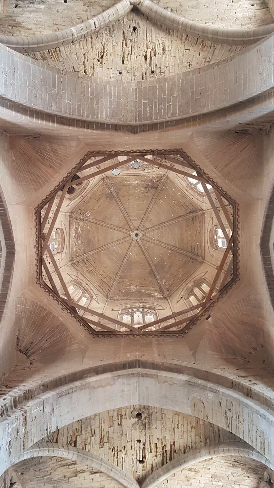 il cimborrio ottagonale della Seu Vella visto dal basso, con le nervature a raggiera