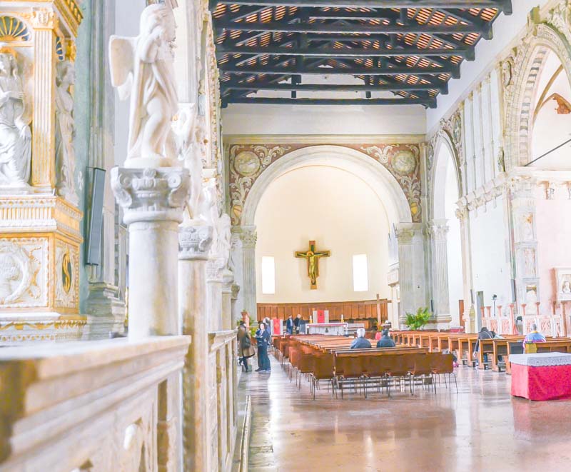 interno del tempio malatestiano a Rimini