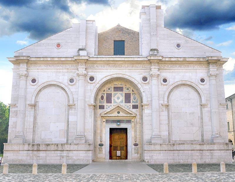 la facciata della cattedrale di Rimini