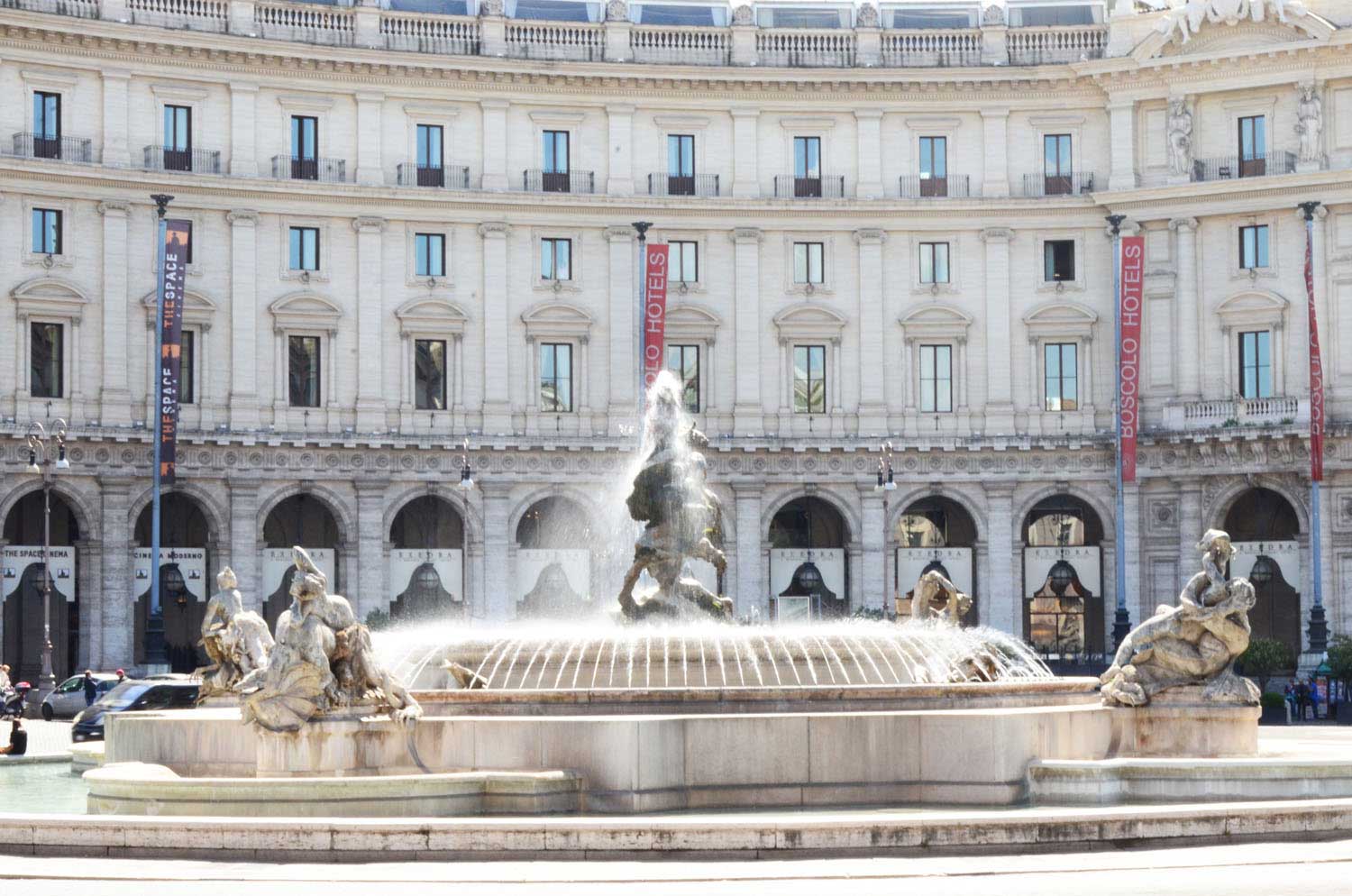 piazza della repubblica con al centro la fontana delle naiadi