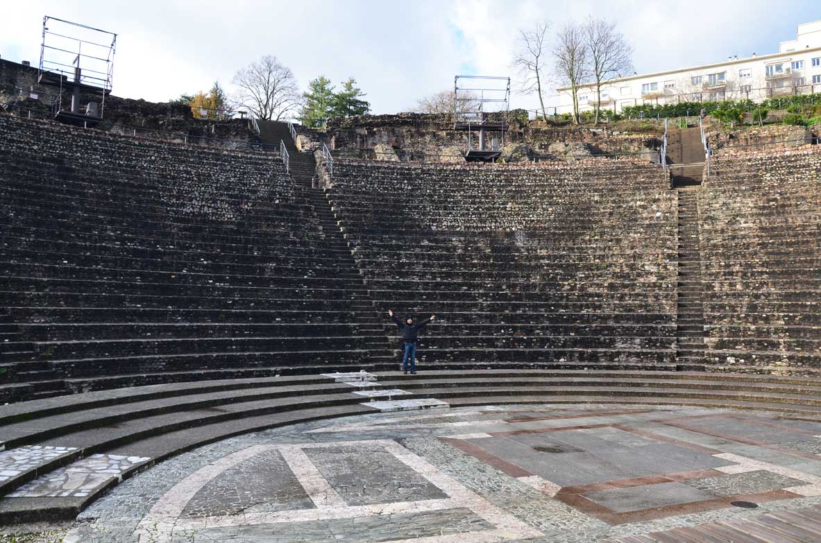 teatro romano di lione al tramonto
