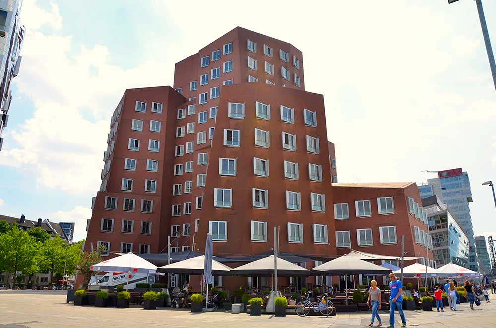 Frank Gehry a dusseldorf edificio che simboleggia il padri, rappresentato con forme spigolose e colore scuro