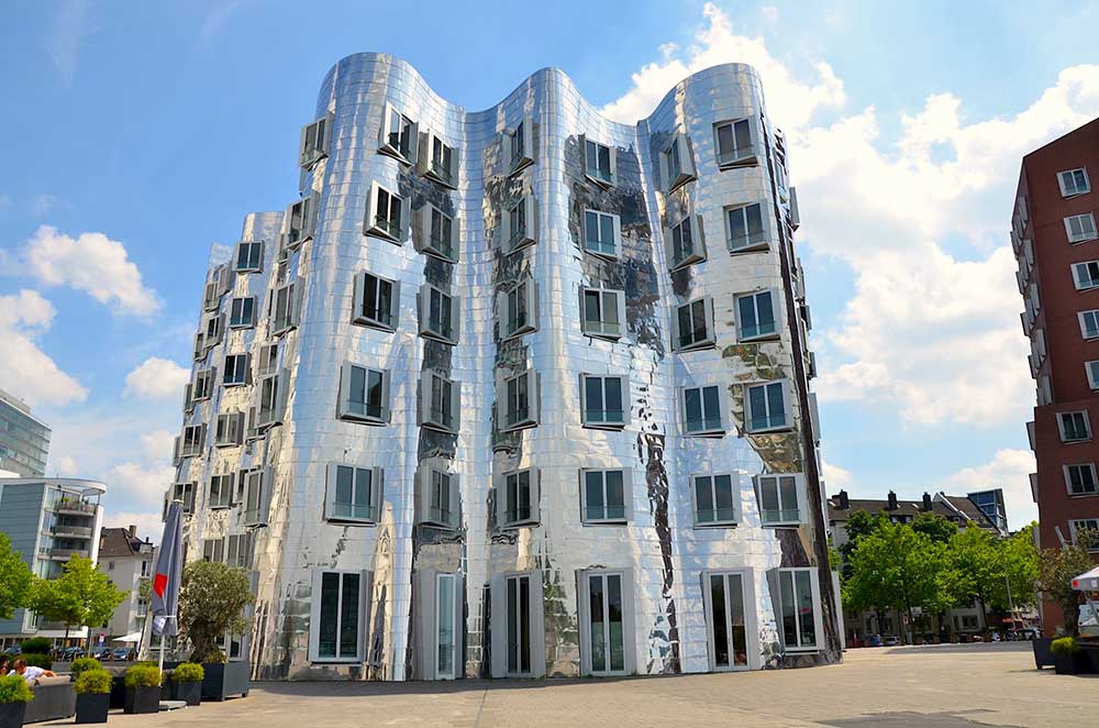 Frank Gehry a dusseldorf edificio che simboleggia il bambino con specchi riflettenti