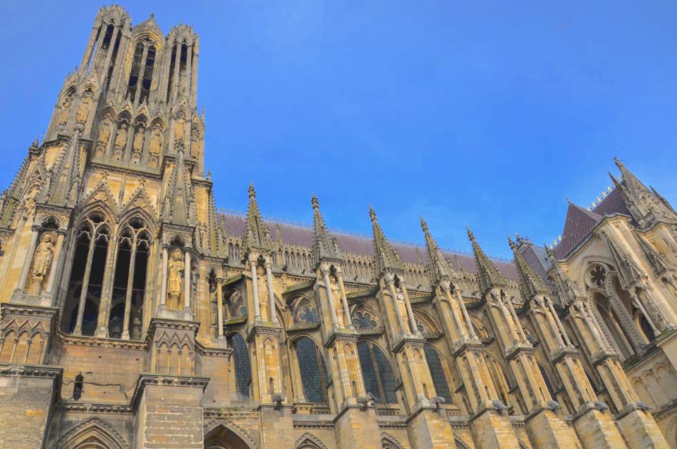 cattedrale di reims di fianco