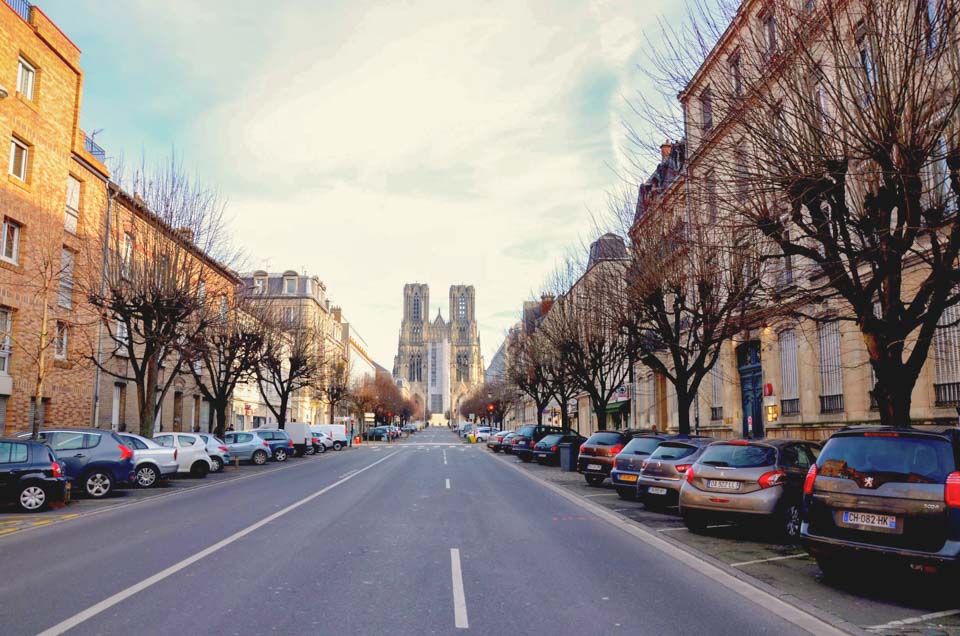 cattedrale di reims da lontano