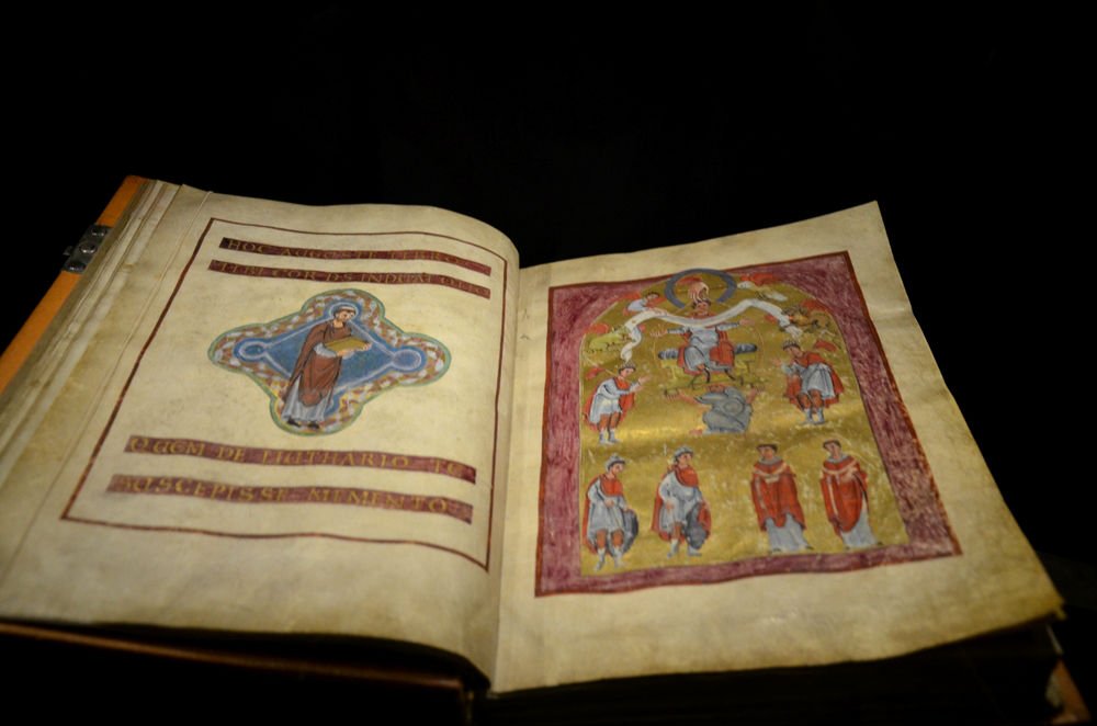 libro medievale nel museo della cattedrale di aachen