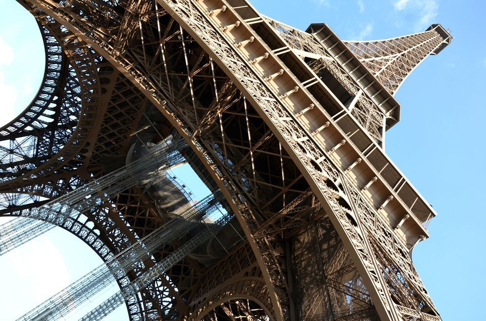 la tour eiffel di parigi vista da sotto