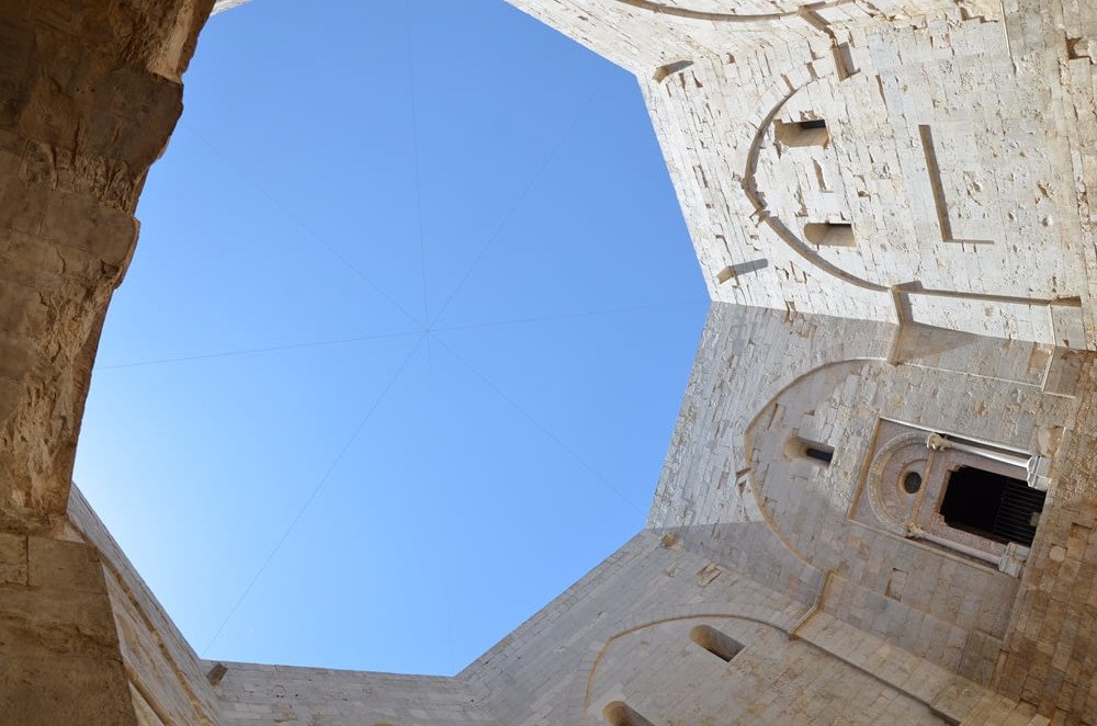 l'apertura ottagonale all'interno del cortile