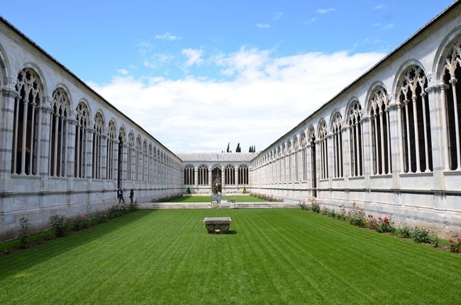 piazza dei miracoli a Pisa