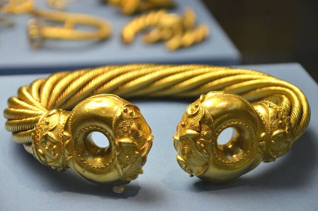 oggetti in oro del tesoro di sutton hoo