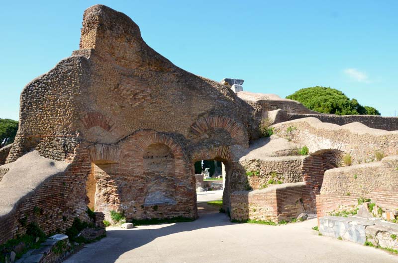 all'interno di uno dei palazzi di ostia antica