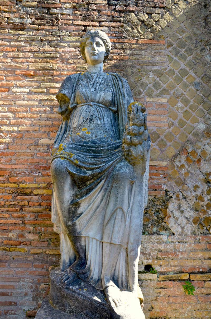 statua nel parco archeologico di Ostia