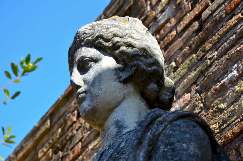 particolare di statua