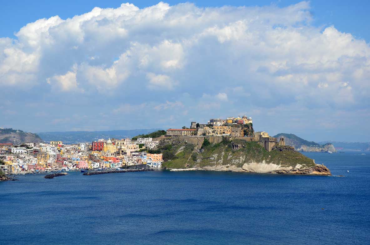 Vista sull'isola di procida dal mare