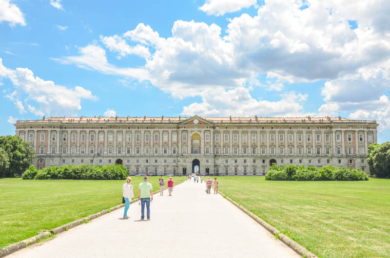Il palazzo della reggia di Caserta visto dall'esterno