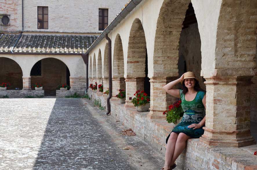 Interno dell'abbadia di Fiastra con Eda