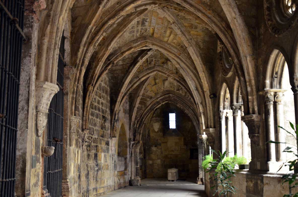 interno della cattedrale Sé di Lisbona