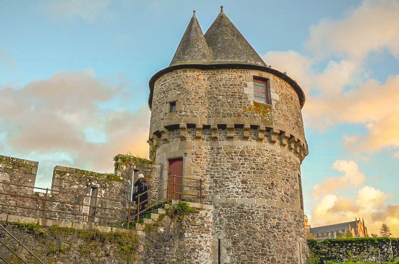 Una delle torri più antiche del castello di fougeres vista al tramonto