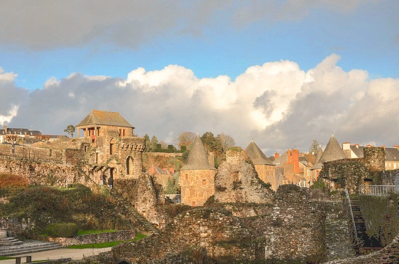 Panorama al tramonto delle mura del castello di fougeres