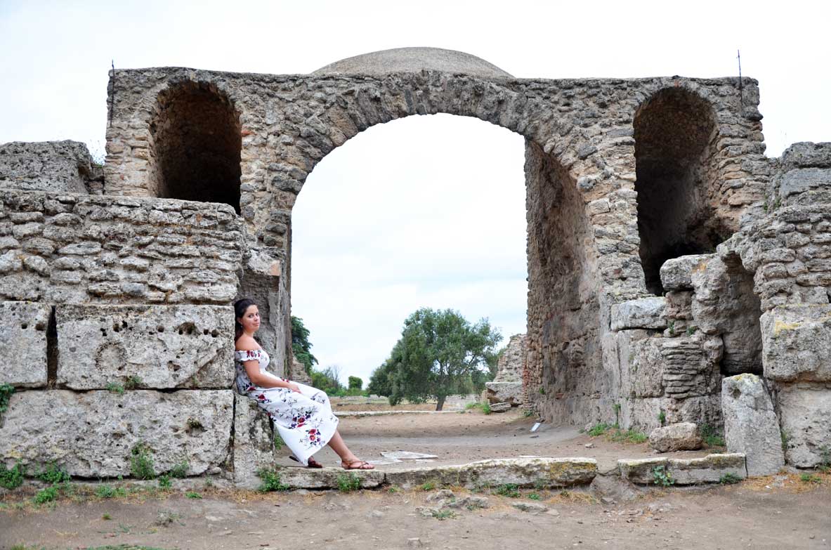 Paestum, all'interno del parco archeologico sotto l'arco dell'anfiteatro romano