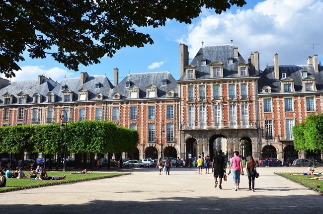 place des vosges a Parigi, i portici e i palazzi in mattoni rossi