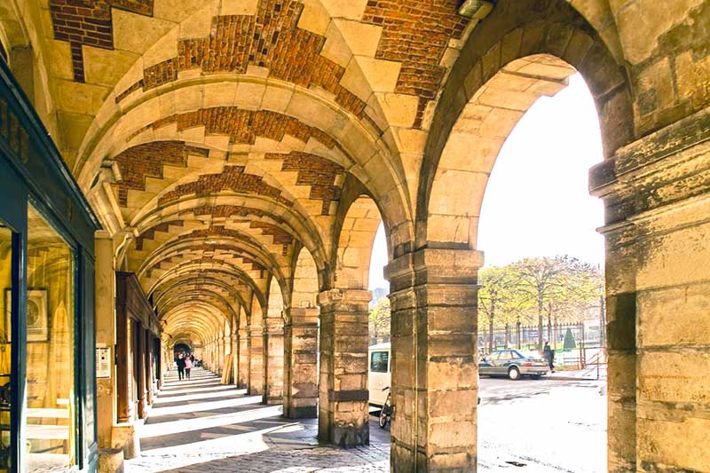 place des vosges a Parigi, le gallerie sotto i portici