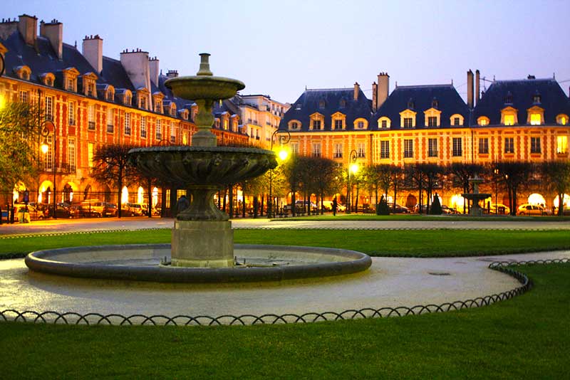 place des vosges di Parigi di notte
