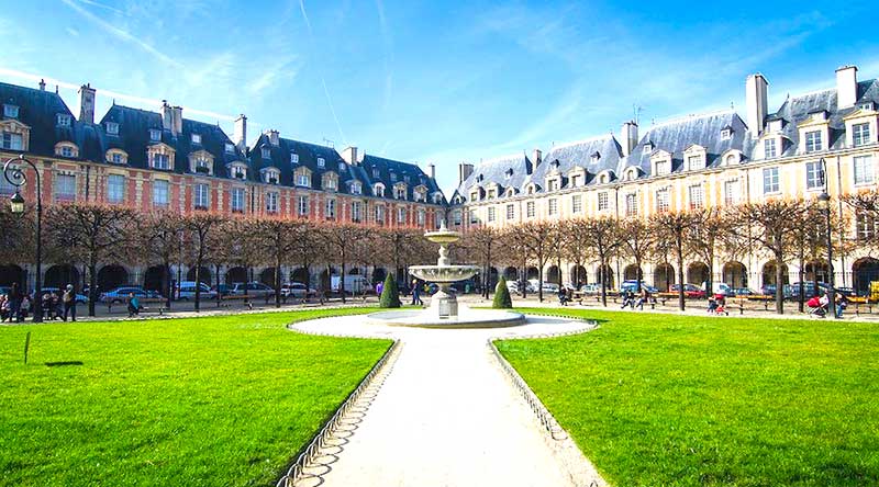 place des vosges a Parigi, veduta dei portici