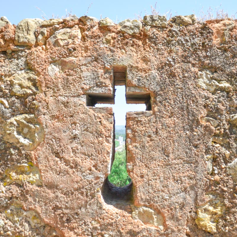 croce sulle mura del convento do cristo a tomar